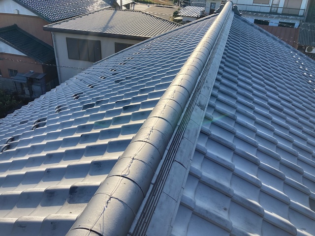 名古屋市守山区屋根漆喰現調にて棟の確認・瓦屋根は雨漏り原因に直結する棟の歪みにご注意下さい