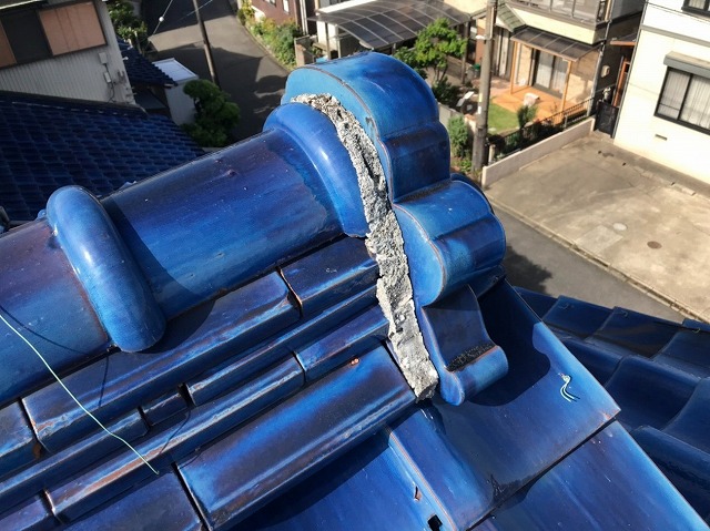 東郷町で東郷町で天井から雨漏り、劣化した谷板金と鬼巻き漆喰の修理をご提案