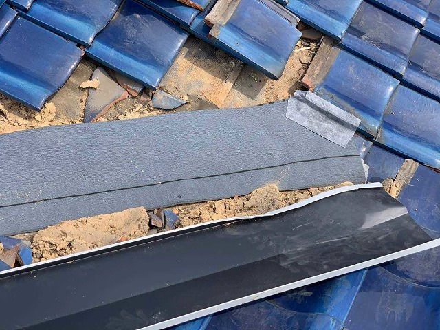 東郷町にて谷板金を新しく交換、防水シートから仕上げまでの施工