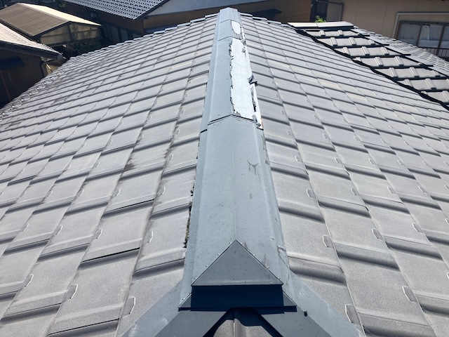 名古屋市天白区で瓦屋根の点検・棟板金の確認を実施した結果表面に塗膜の剥がれが生じておりました
