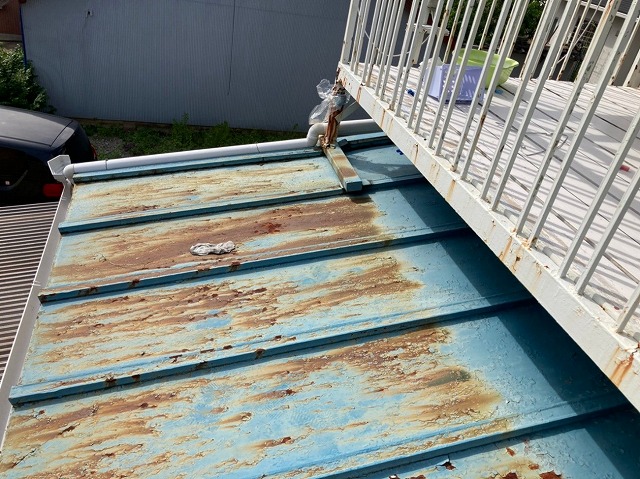 瑞穂区でサビと穴あきが進んだ瓦棒葺き屋根、雨漏りを受けて葺き替えをご提案