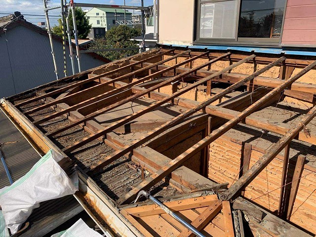 瑞穂区で下屋根の下地を補強、葺き替え工事で見えない部分まで整備
