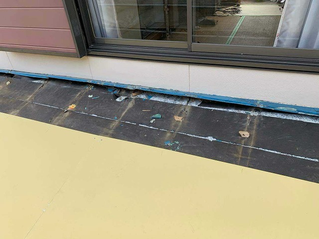瑞穂区で下屋根の野地板を新設、防水シートまで葺き替え準備を進行
