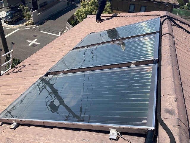太陽光パネルが設置された屋根