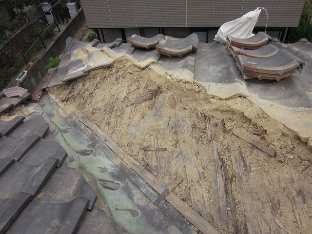 名古屋市緑区で経年劣化した谷板金を交換！既存板金の撤去から新規設置までご紹介