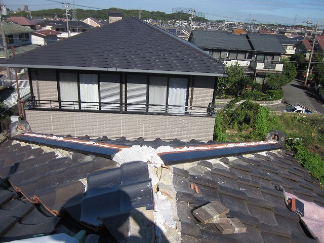 積み直し工事中の棟瓦