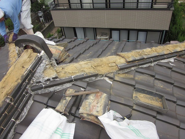 解体中の棟瓦