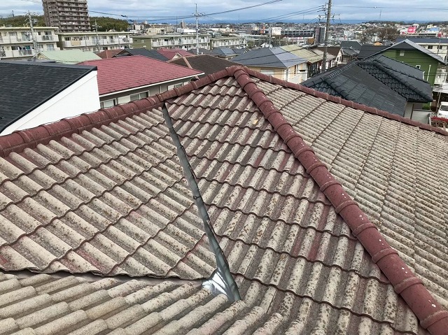 名古屋市緑区で工事前のご近所挨拶で好感を抱いたお客さまの屋根調査依頼、モニエル瓦の塗膜が経年劣化していました