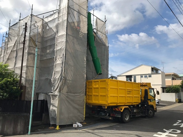 長久手市で今後の強風が心配なので屋根を一新したい、既存屋根材の解体から新たな野地板施工へ
