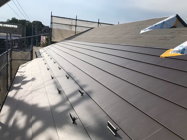 長久手市で屋根葺き替え工事を実施しガルバリウム鋼板を施工、新しい屋根へ一新いたしました