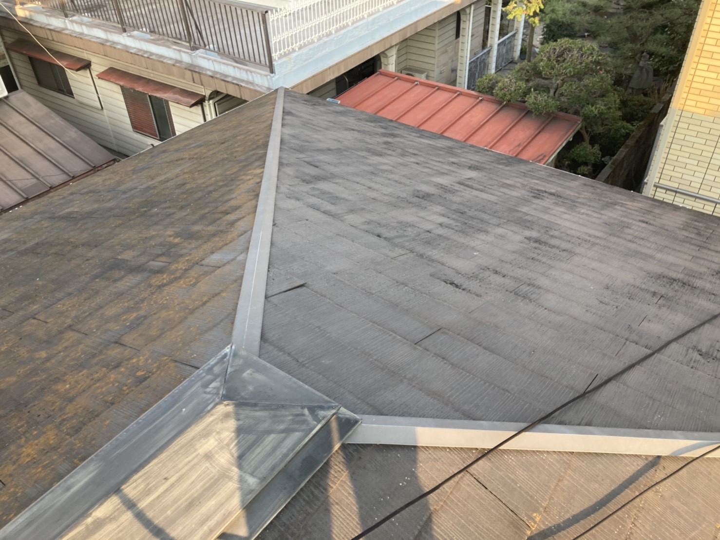 名古屋市名東区にて苔が発生してしまったスレート屋根を無料点検