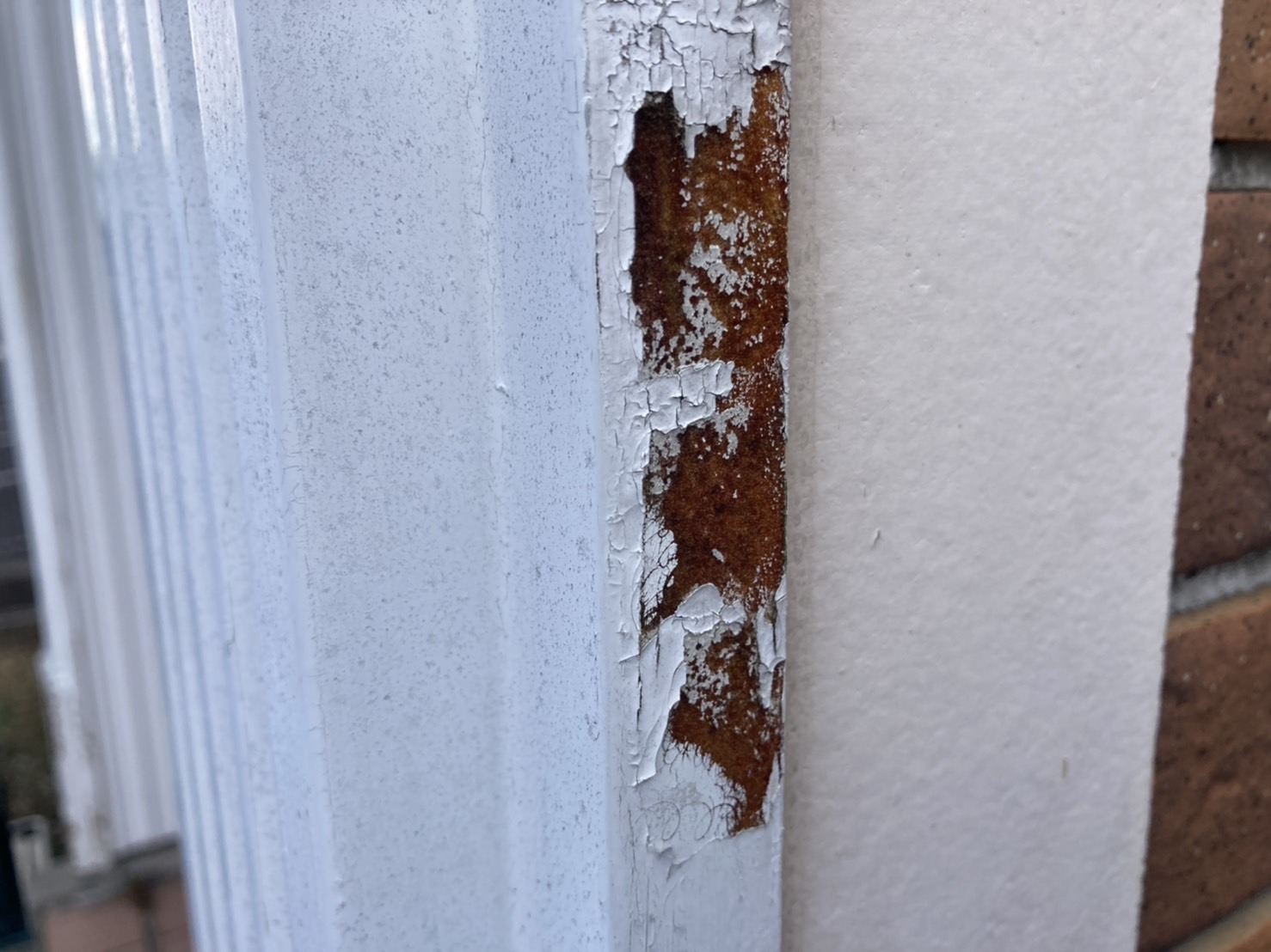 外壁点検　付け柱　塗膜の剥離