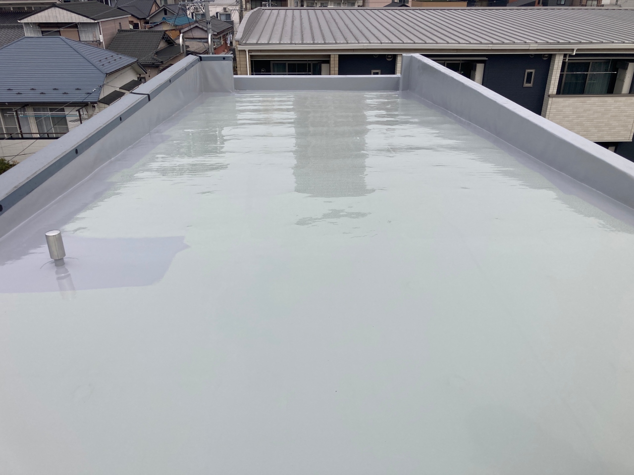 陸屋根の防水改修工事　トップコート塗布