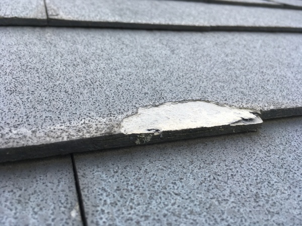 屋根の劣化　パミールにより層間剥離の状況
