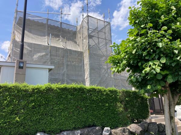 名古屋市西区で足場を組んで外壁の塗装工事を開始します