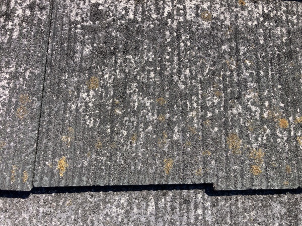 スレート屋根の退色と劣化の具合