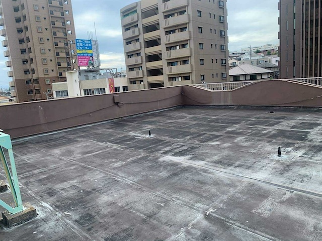 名古屋市東区アパートの陸屋根防水工事・通気緩衝工法のシート防水が劣化し破れが生じていたため取り替え後ウレタン防水を実施
