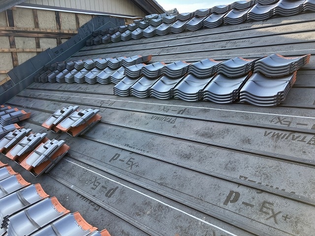 名古屋市守山区の葺き替え工事で新規に屋根材設置・漆喰や泥を使用しない乾式工法での施工を実施