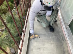 下地調整する職人