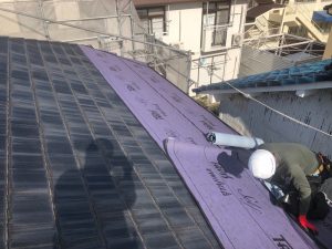 防水紙を貼る作業