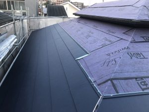 金属屋根材の施工中