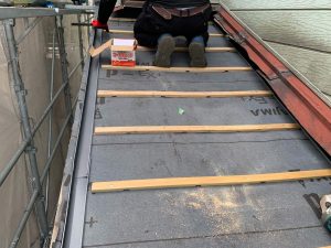 桟木の取り付け作業