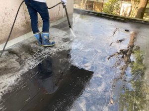 高圧洗浄中の屋上床面