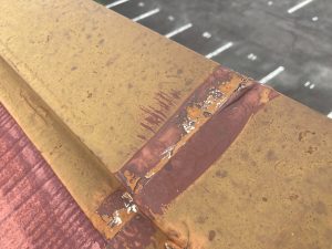 劣化した棟板金の継ぎ目