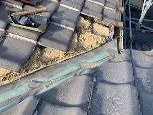 瓦を外した谷部の状況