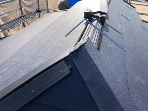 棟板金の仕上げ作業