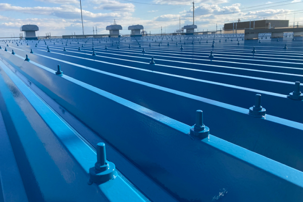 青い大きな折板屋根