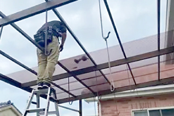 被害に遭った屋根を撤去し、新しい波板を施工していきます