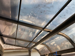 施工前のポリカパネル屋根、経年劣化で全体的に汚れが目立ちます
